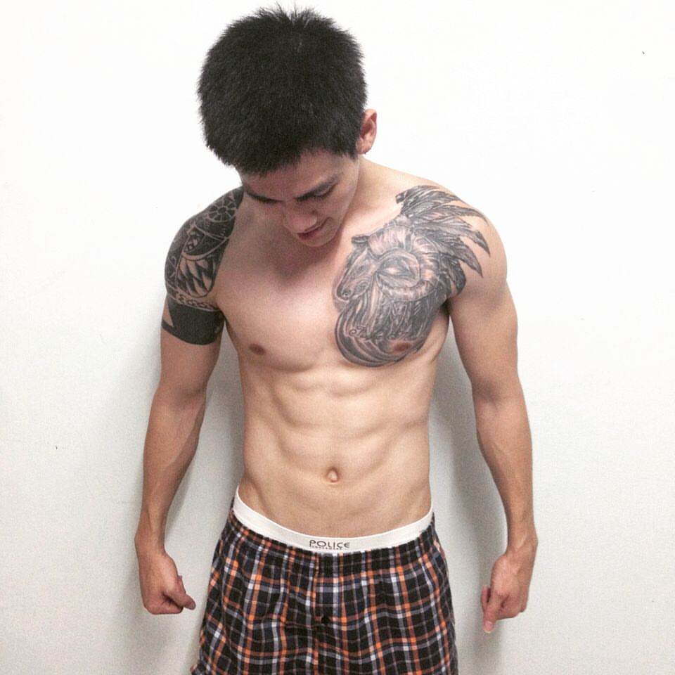 พ่อหนุ่มสักลายชอบจัง