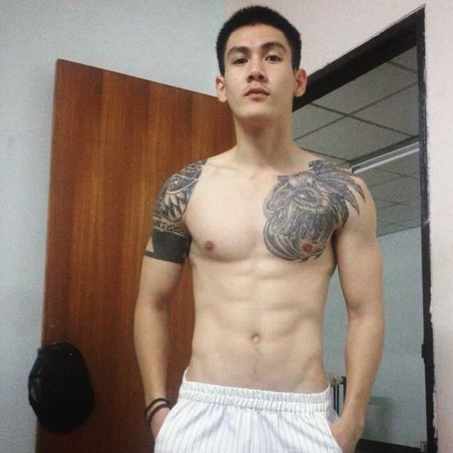 พ่อหนุ่มสักลายชอบจัง