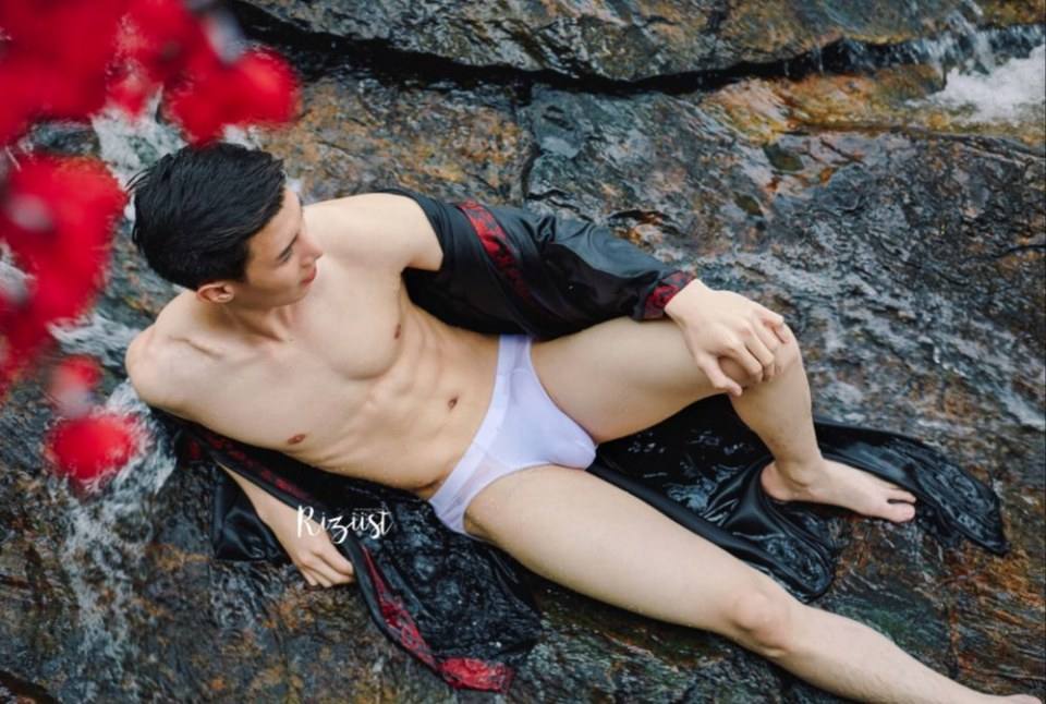 hot male 549 (18+)