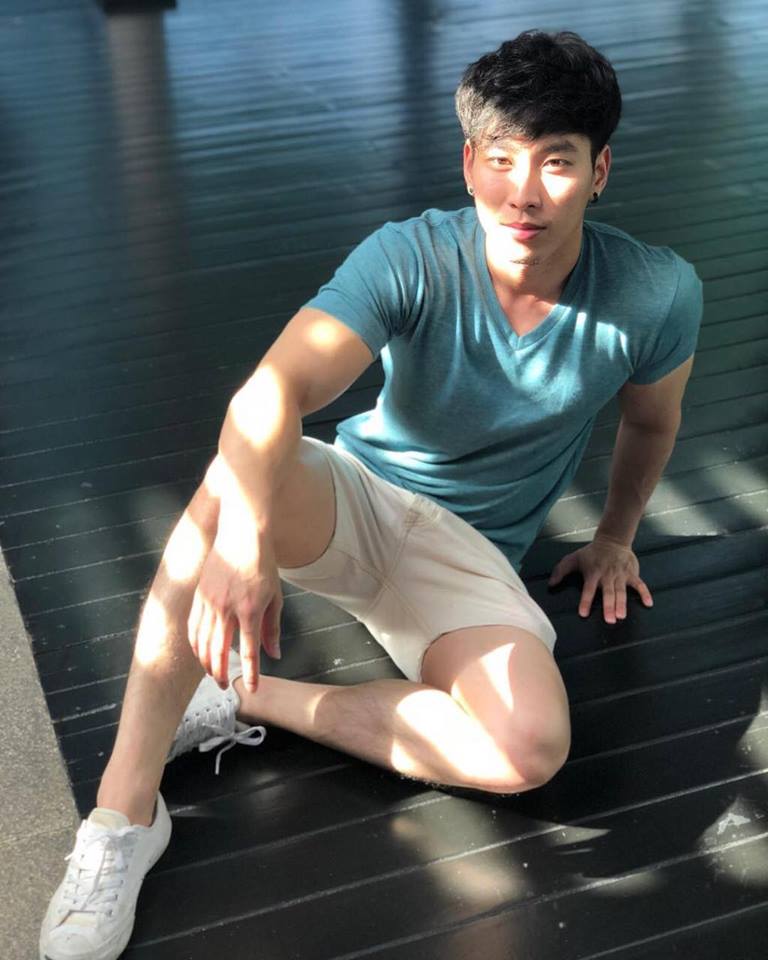 หนุ่มหล่อขึ้นปก 44