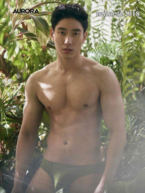 หนุ่มหล่อขึ้นปก 44