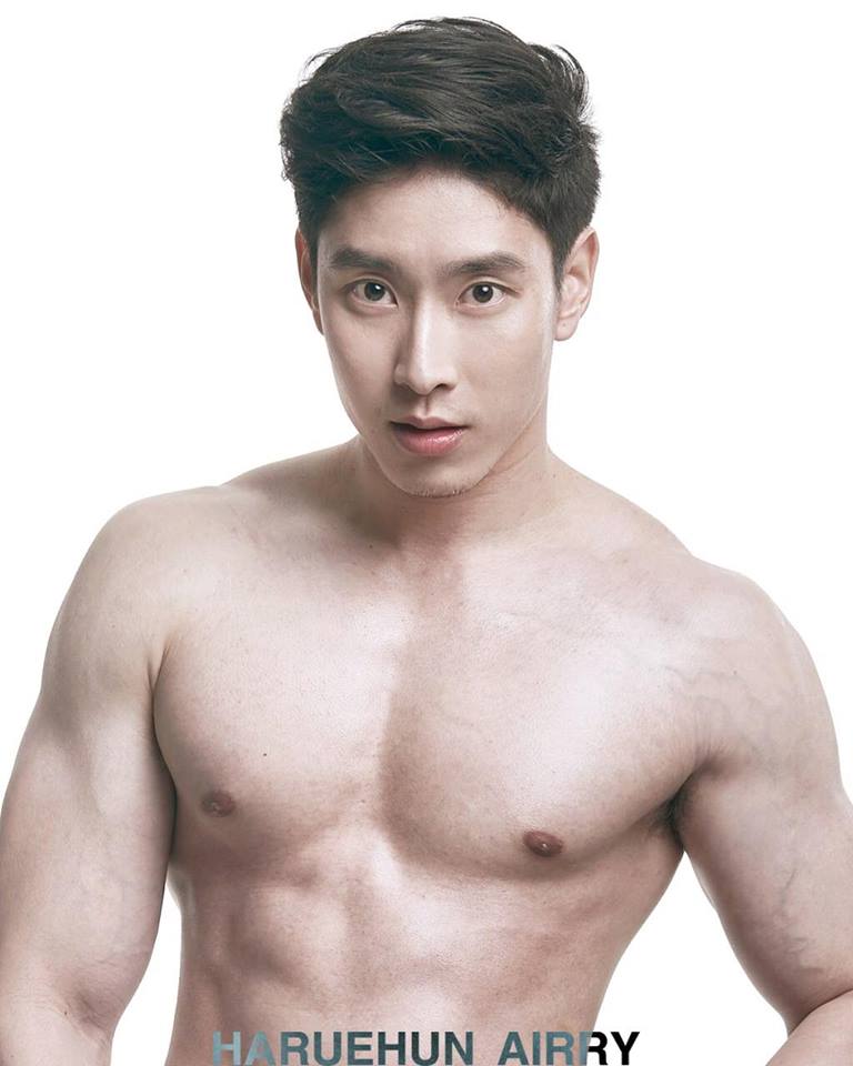 หนุ่มหล่อขึ้นปก 44