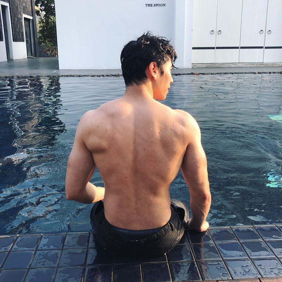 หนุ่มหล่อขึ้นปก 44