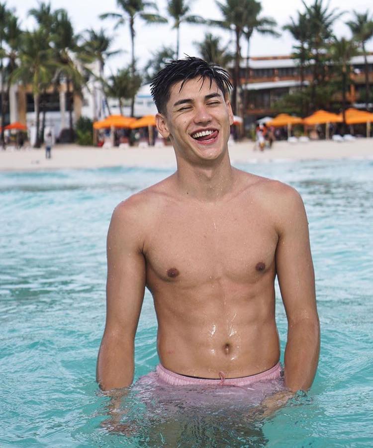 ไปทะเลกัน
