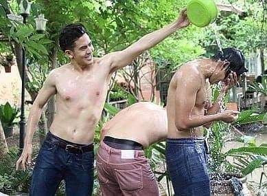 อาบน้ำกัน
