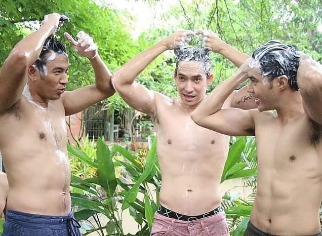 อาบน้ำกัน