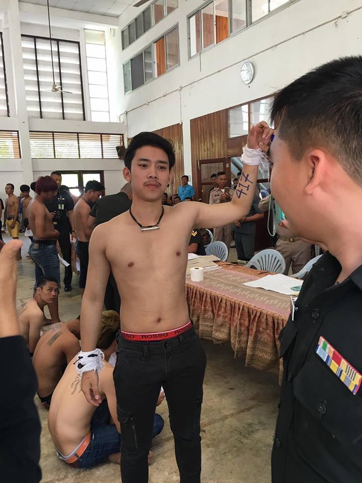 เมื่อดารานักร้องหนุ่มหล่อมาเกณฑ์ทหาร