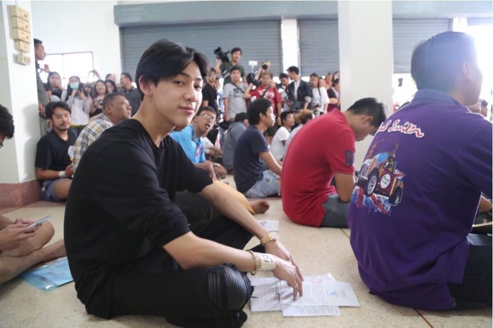 เมื่อดารานักร้องหนุ่มหล่อมาเกณฑ์ทหาร