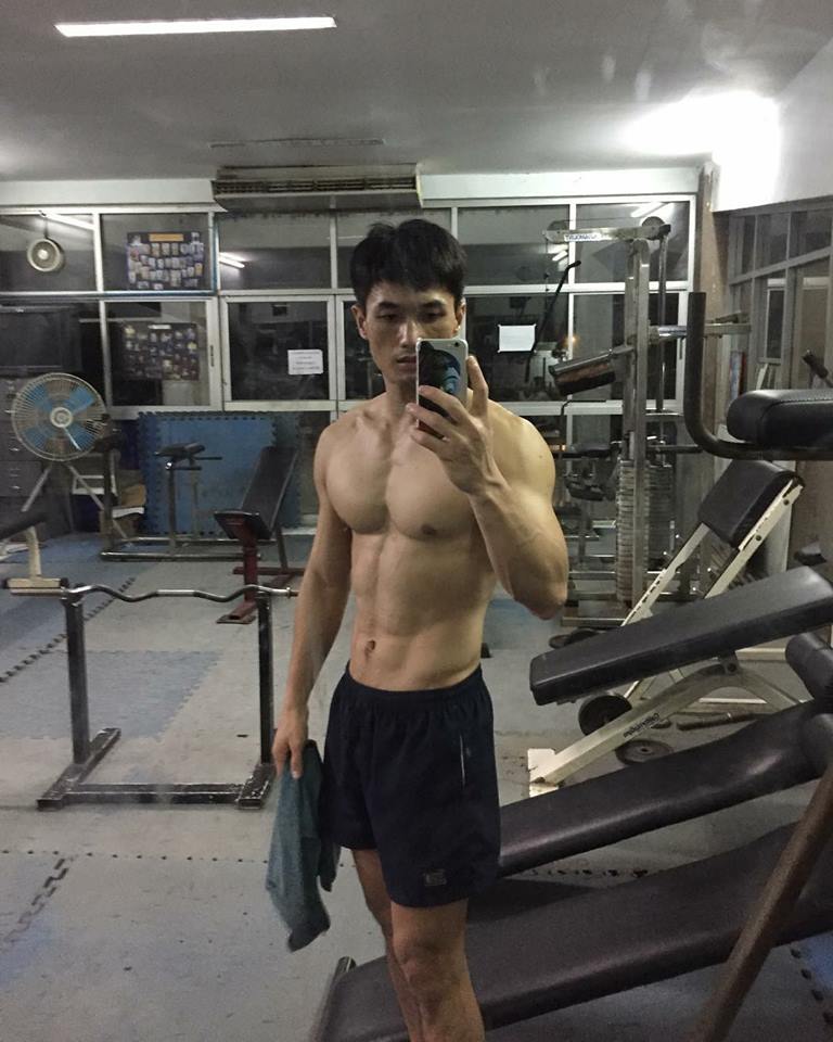 ผู้ชายถอดเสื้อ