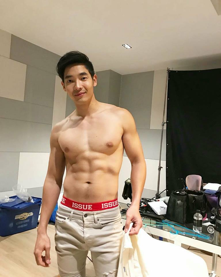 ผู้ชายถอดเสื้อ