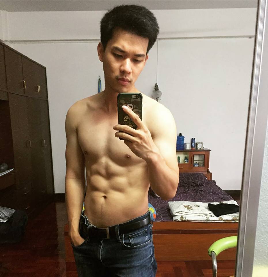 ผู้ชายถอดเสื้อ