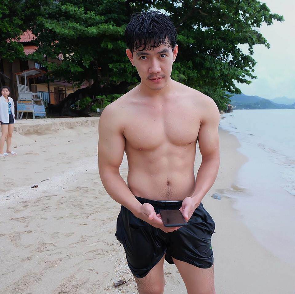 ผู้ชายถอดเสื้อ