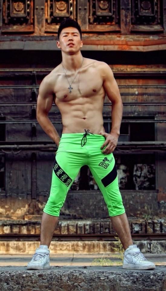 hot male 585 (18+)