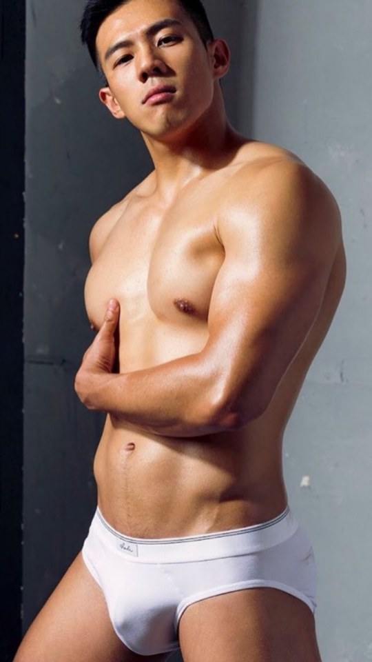 พ่อหนุ่มเนื้อแน่น