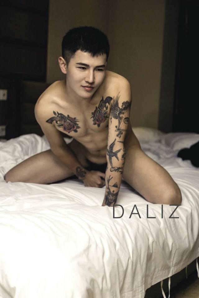 hot male 587 (18+)