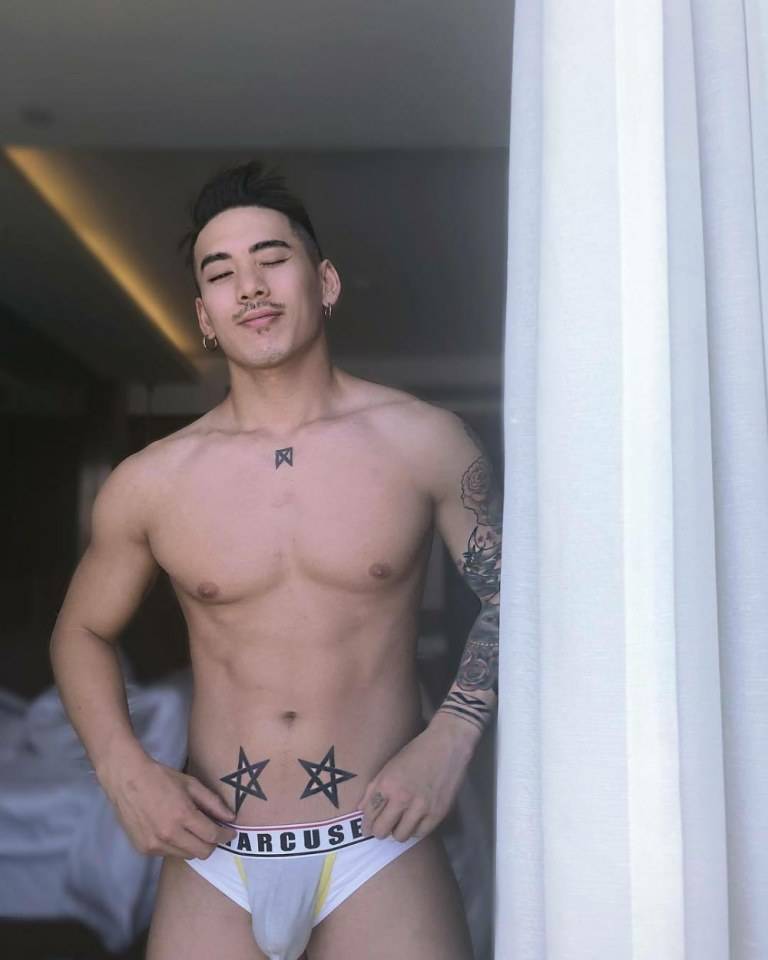 hot male 590 (18+)