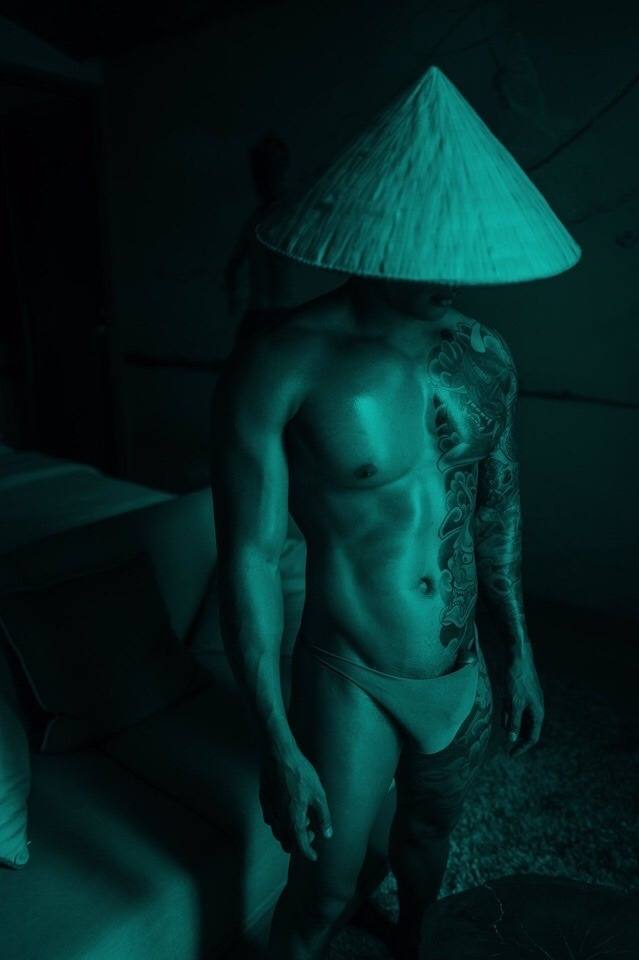hot male 590 (18+)
