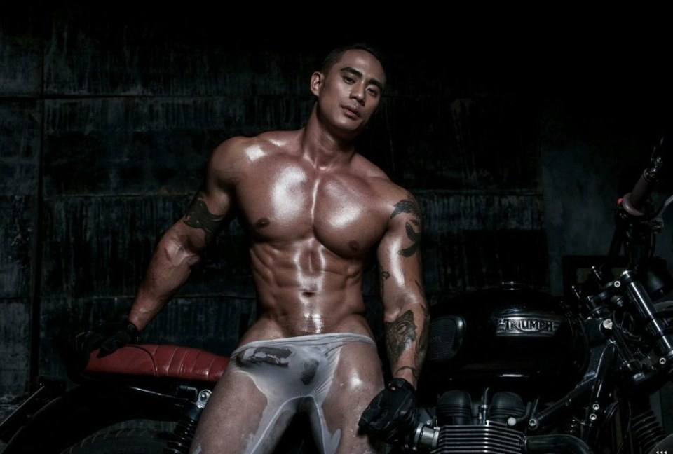 hot male 591 (18+)