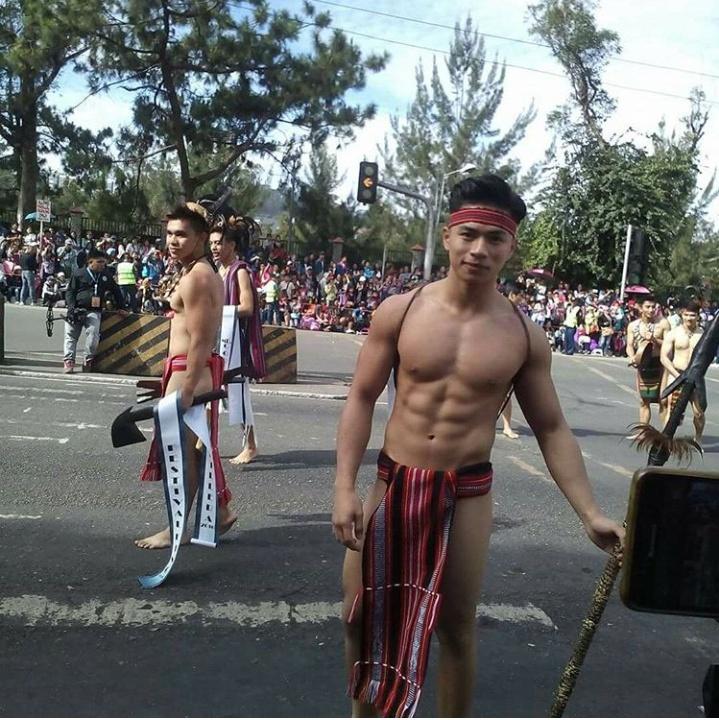 หนุ่มหล่อในเทศกาล Panagbenga