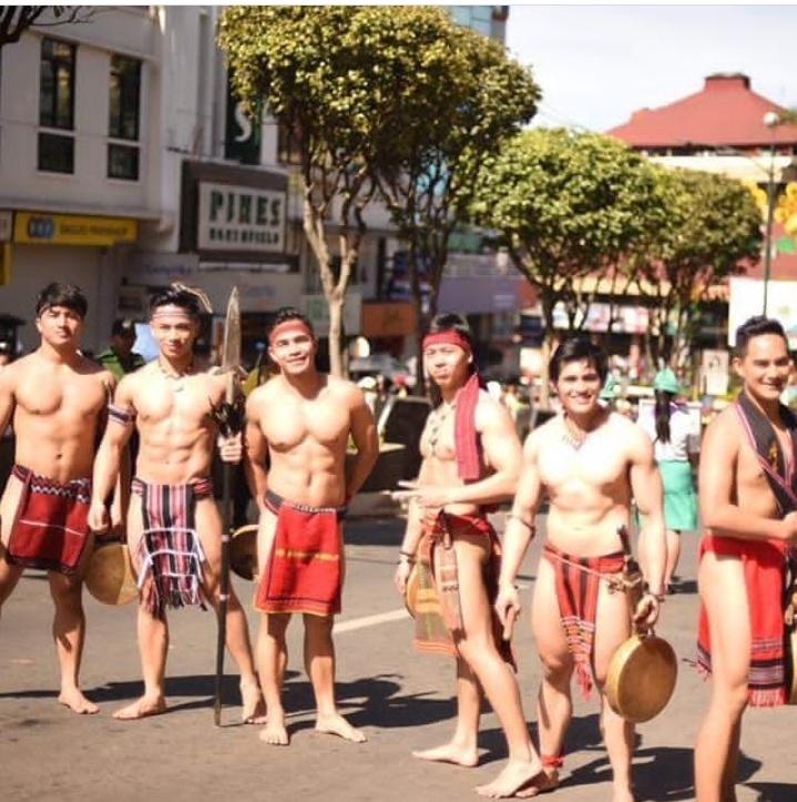 หนุ่มหล่อในเทศกาล Panagbenga