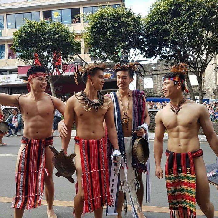 หนุ่มหล่อในเทศกาล Panagbenga