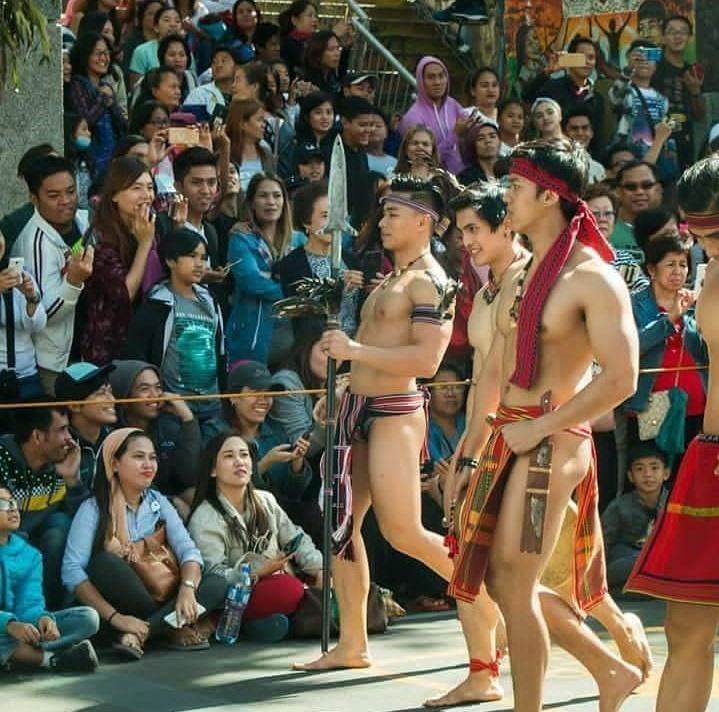 หนุ่มหล่อในเทศกาล Panagbenga