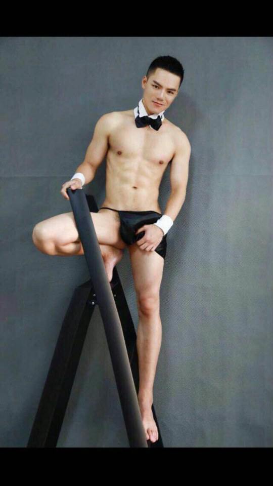 hot male 594 (18+)