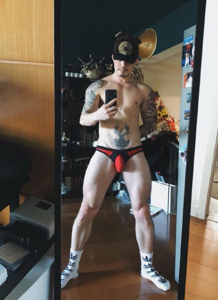 hot male 595 (18+)