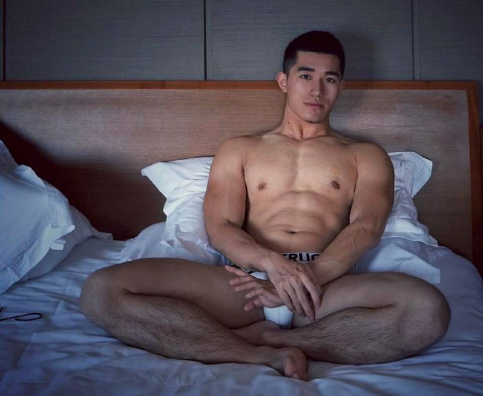 hot male 595 (18+)