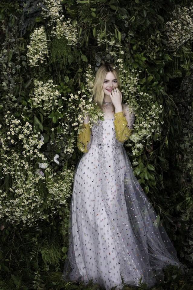 Elle Fanning จาก Vanity Fair Italy ยิ่งถ่ายภาพกับดอกไม้แบบนี้แอลยิ่งสวยไปอีก