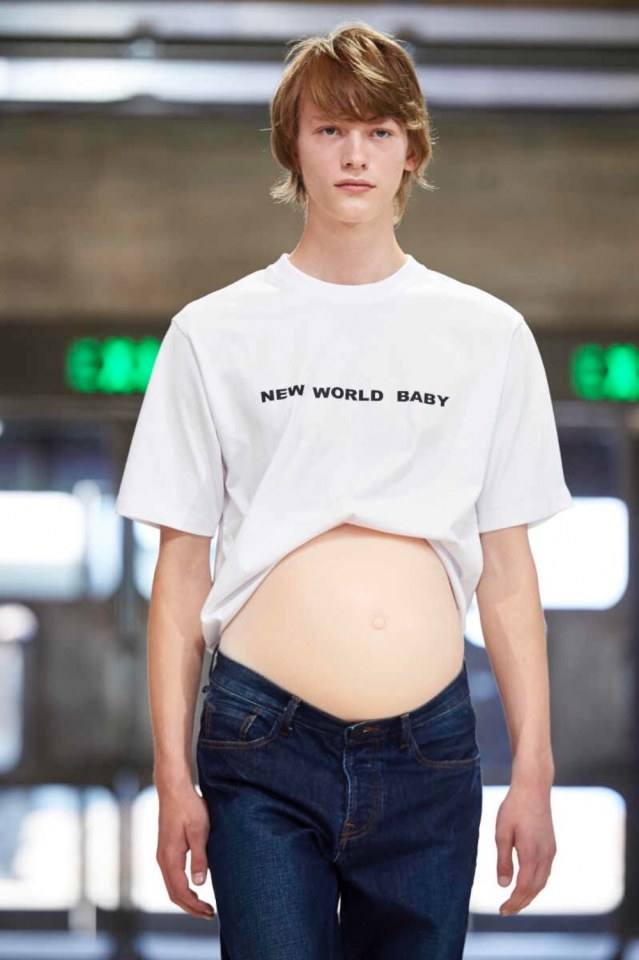 Xander Zhou ฤดูกาล Spring 2019 ดีไซน์เนอร์มีแนวคิดเรื่องเพศชายหญิงมีสิทธิเท่าเทียมกัน และการตีกรอบระหว่างเพศควรหายไป จึงเป็นคอลเลคชั่นที่มีมีนายแบบบางส่วนสวมชุดที่มีครรภ์เทียมบนรันเวย์ และชุดสุดท้ายที่พีคมากๆ