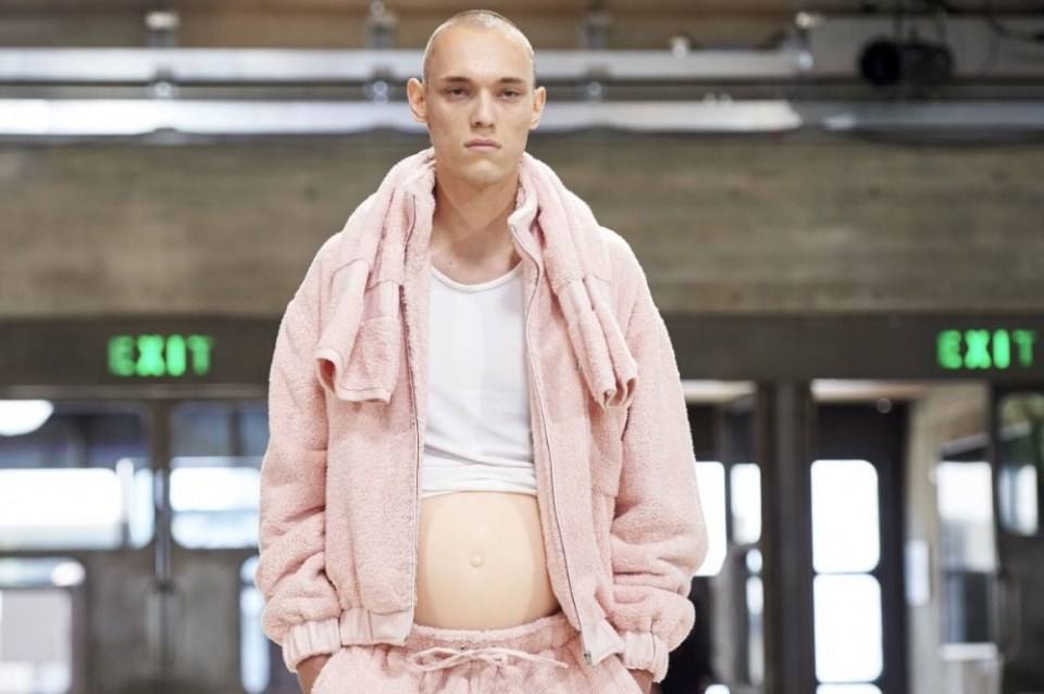 Xander Zhou ฤดูกาล Spring 2019 ดีไซน์เนอร์มีแนวคิดเรื่องเพศชายหญิงมีสิทธิเท่าเทียมกัน และการตีกรอบระหว่างเพศควรหายไป จึงเป็นคอลเลคชั่นที่มีมีนายแบบบางส่วนสวมชุดที่มีครรภ์เทียมบนรันเวย์ และชุดสุดท้ายที่พีคมากๆ