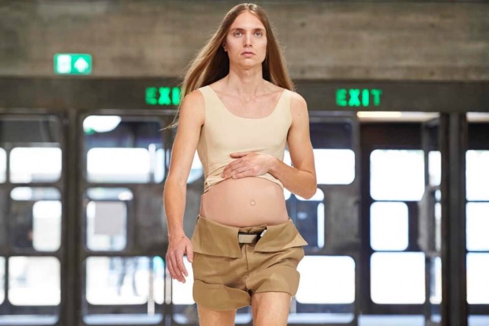 Xander Zhou ฤดูกาล Spring 2019 ดีไซน์เนอร์มีแนวคิดเรื่องเพศชายหญิงมีสิทธิเท่าเทียมกัน และการตีกรอบระหว่างเพศควรหายไป จึงเป็นคอลเลคชั่นที่มีมีนายแบบบางส่วนสวมชุดที่มีครรภ์เทียมบนรันเวย์ และชุดสุดท้ายที่พีคมากๆ