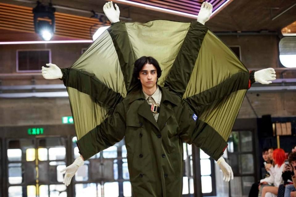 Xander Zhou ฤดูกาล Spring 2019 ดีไซน์เนอร์มีแนวคิดเรื่องเพศชายหญิงมีสิทธิเท่าเทียมกัน และการตีกรอบระหว่างเพศควรหายไป จึงเป็นคอลเลคชั่นที่มีมีนายแบบบางส่วนสวมชุดที่มีครรภ์เทียมบนรันเวย์ และชุดสุดท้ายที่พีคมากๆ