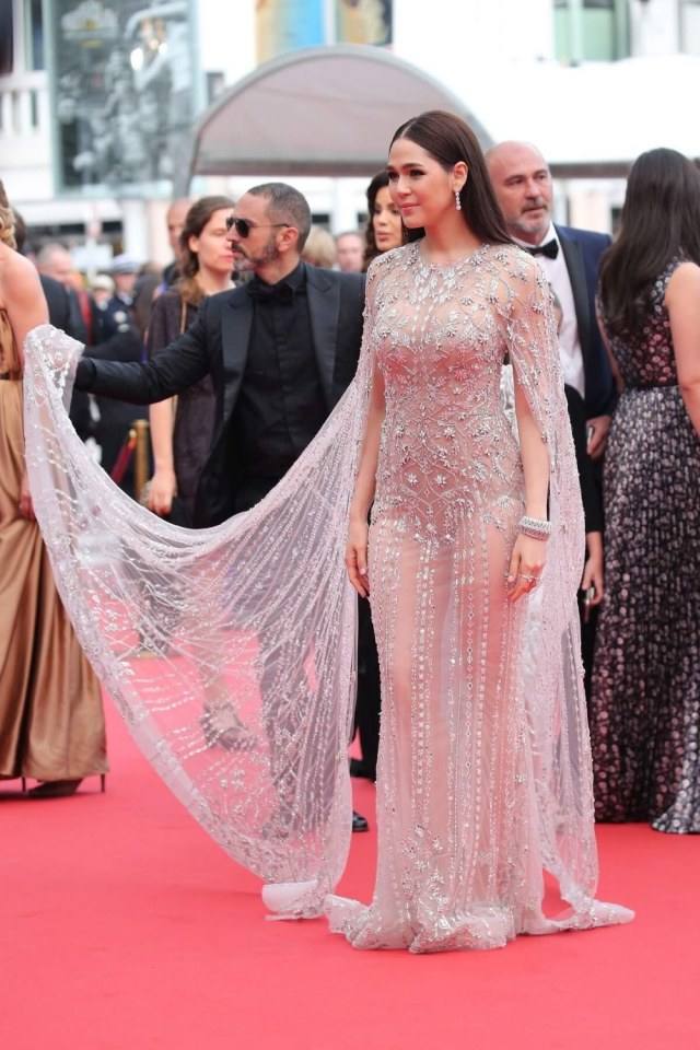 เพิ่งเห็นดีเทลชุดของแม่ชมตอนงานเมืองคานส์ ชุดจาก Ralph & Russo ที่ใช้เวลากว่า 3,000ชั่วโมงในการปักเพชรพลอยบนชุด 👏
