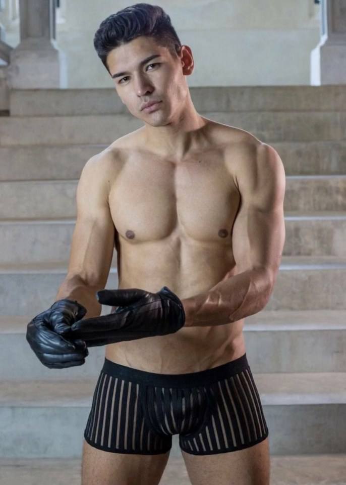 hot male 597 (18+)