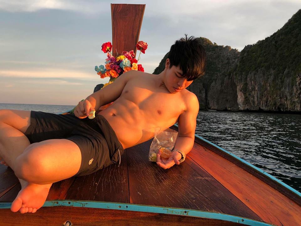 ถอดโชว์เรือนร่าง 2202