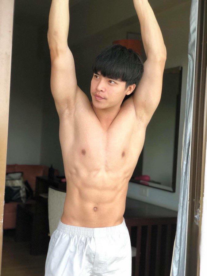 ถอดโชว์เรือนร่าง 2202