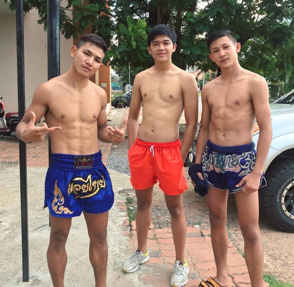 ถอดโชว์เรือนร่าง 2202