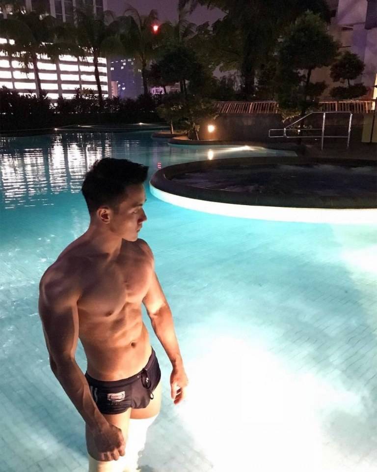 ถอดโชว์เรือนร่าง 2234