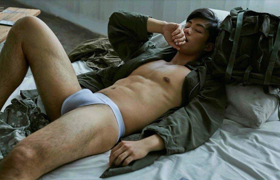 หนุ่มหล่อขึ้นปก 52