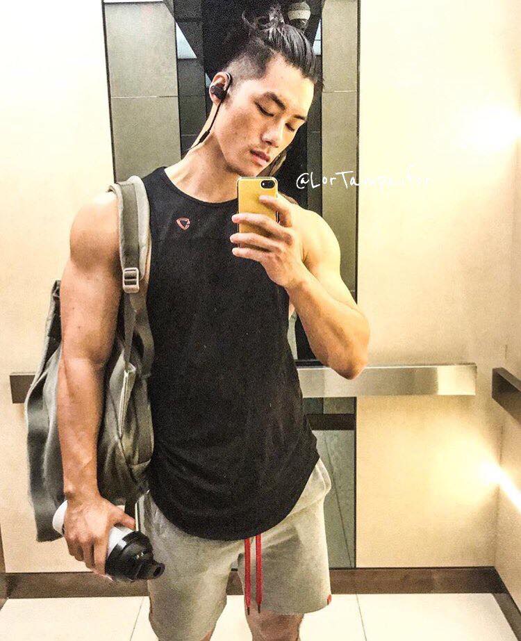 หนุ่มหล่อขึ้นปก 52