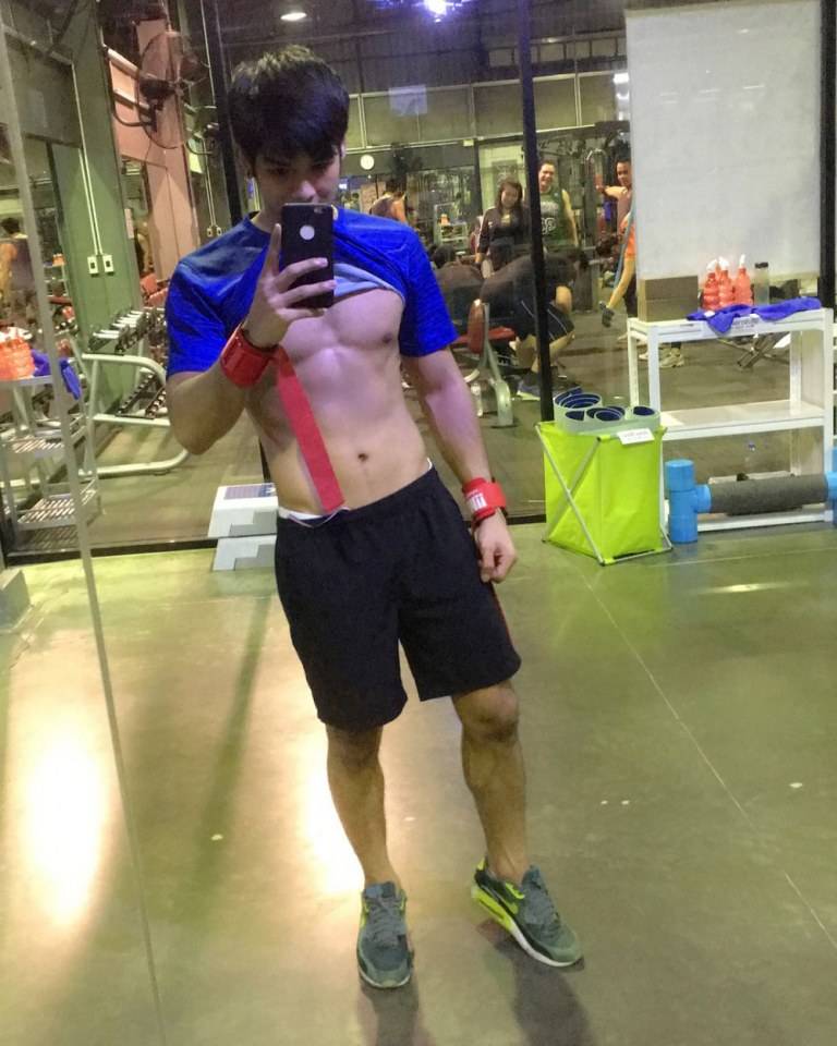 เลียทั้งตัว
