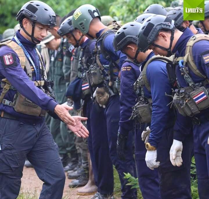 พวกเขาคือ ฮีโร่