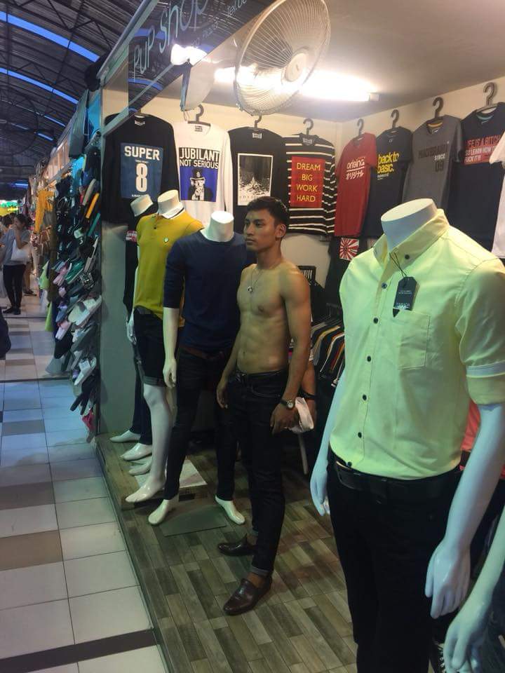 ถ้าไปร้านเสื้อแล้วเจอหุ่นแบบนี้จะเลียให้ล้ม