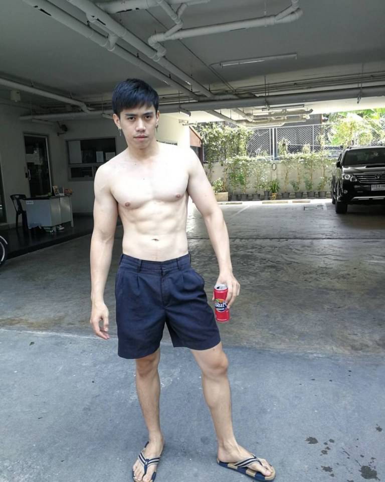 พี่เปียว ขาวโอโม่ กล้ามแน่นๆ
