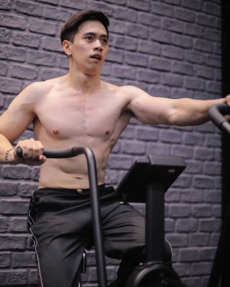 พี่เปียว ขาวโอโม่ กล้ามแน่นๆ