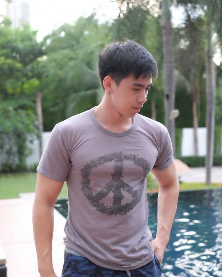 พี่เปียว ขาวโอโม่ กล้ามแน่นๆ