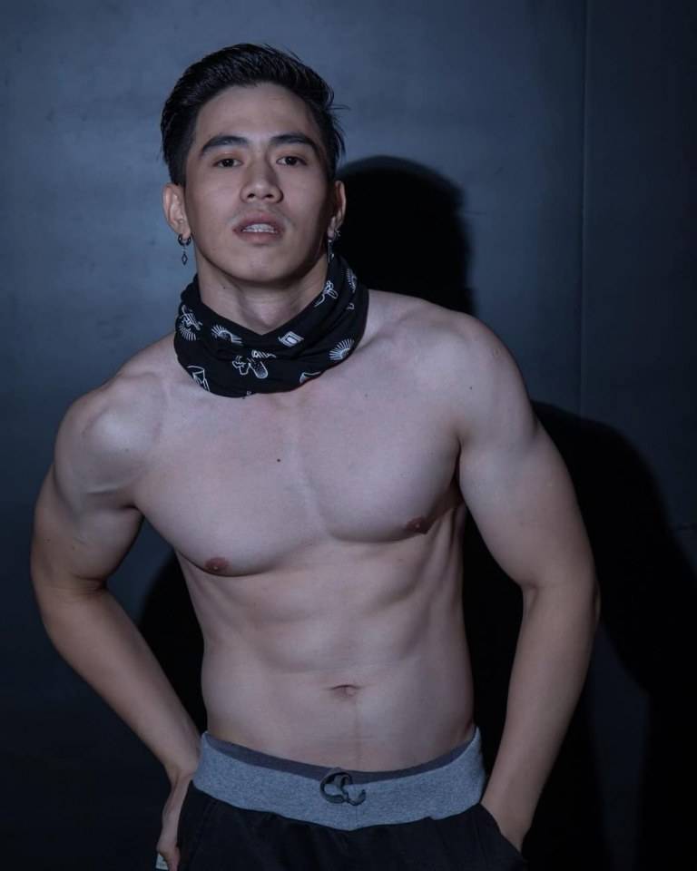 พี่เปียว ขาวโอโม่ กล้ามแน่นๆ