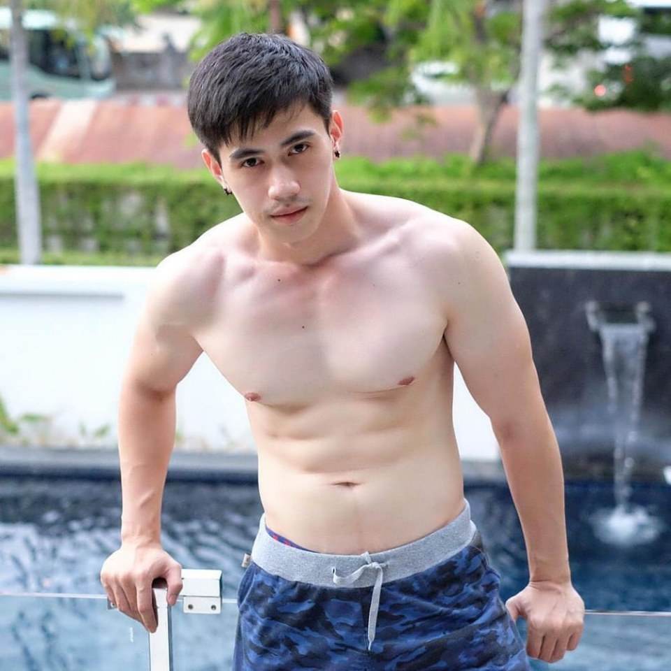พี่เปียว ขาวโอโม่ กล้ามแน่นๆ